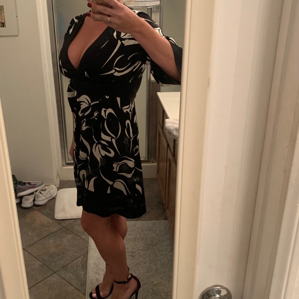 Bebe deep V, silk, kimono-style, tulip print dress